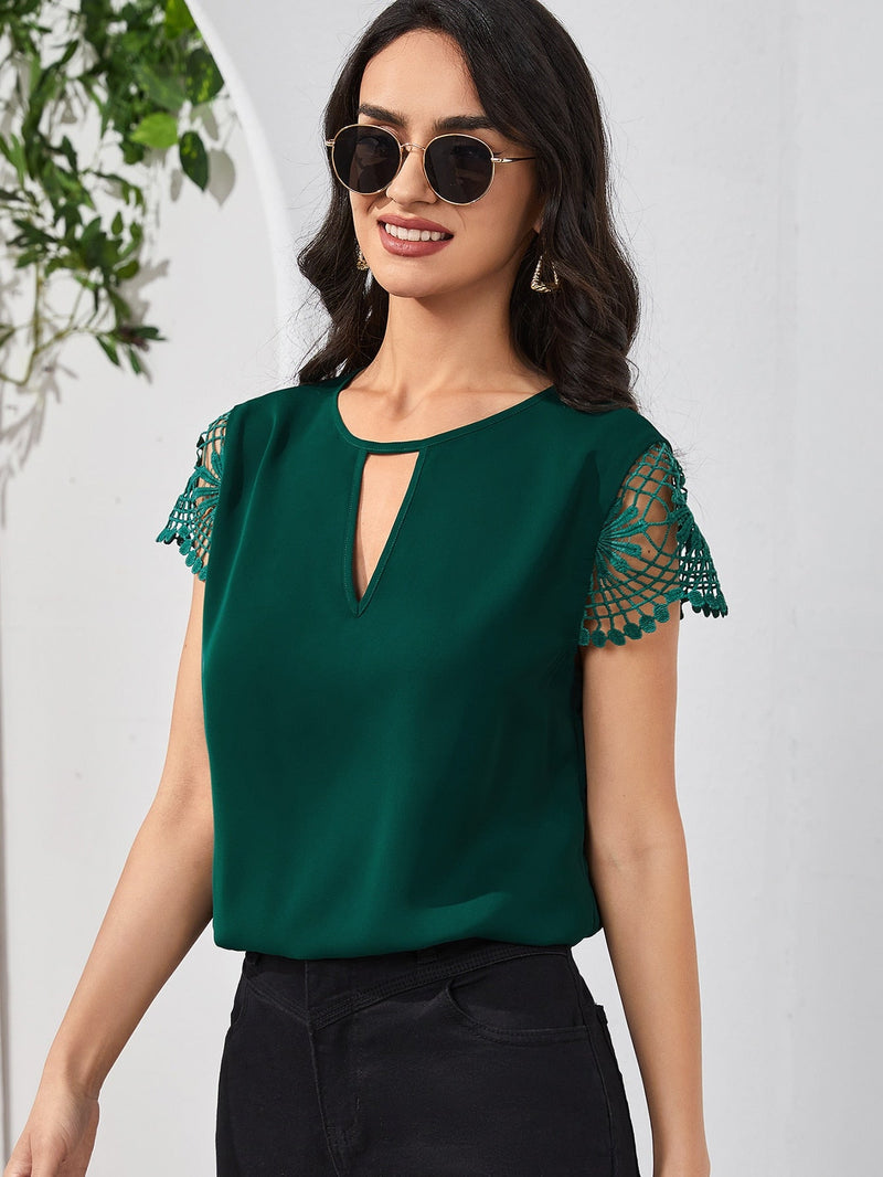 Blusa com manga de renda