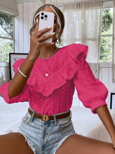 Blusa com bordados e babados