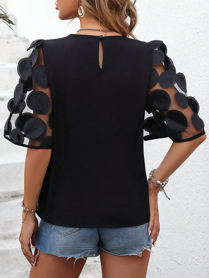 Blusa com apliques na manga