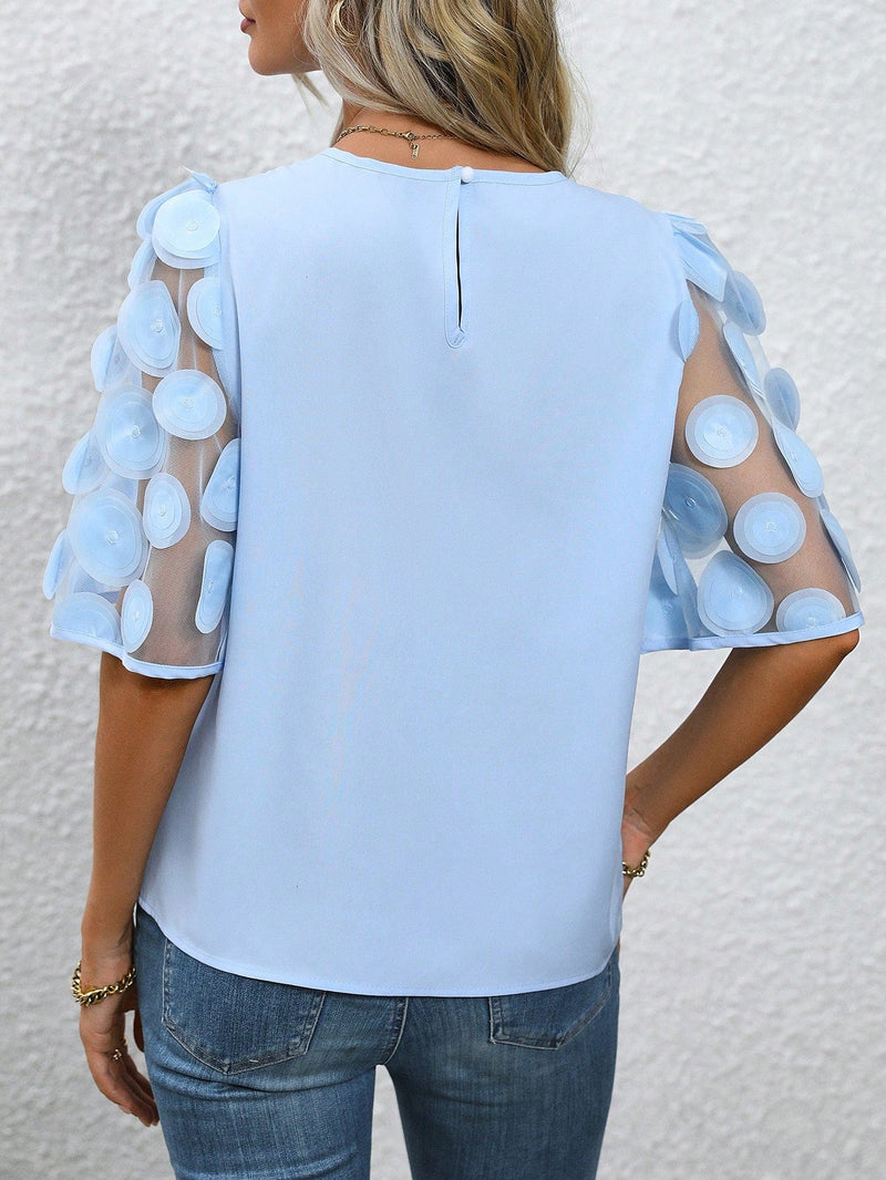 Blusa com apliques na manga